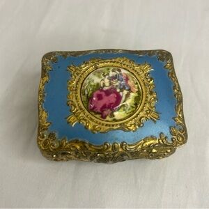 VTG ENAMELED GOLD TONE Metal Footed Hinged Lid Trinket Box Courting Couple